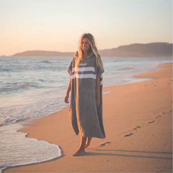 2026 Northcore Plage Basha Rayure Hooded Serviette De Changement Robe / Poncho NOCO241 - Grey